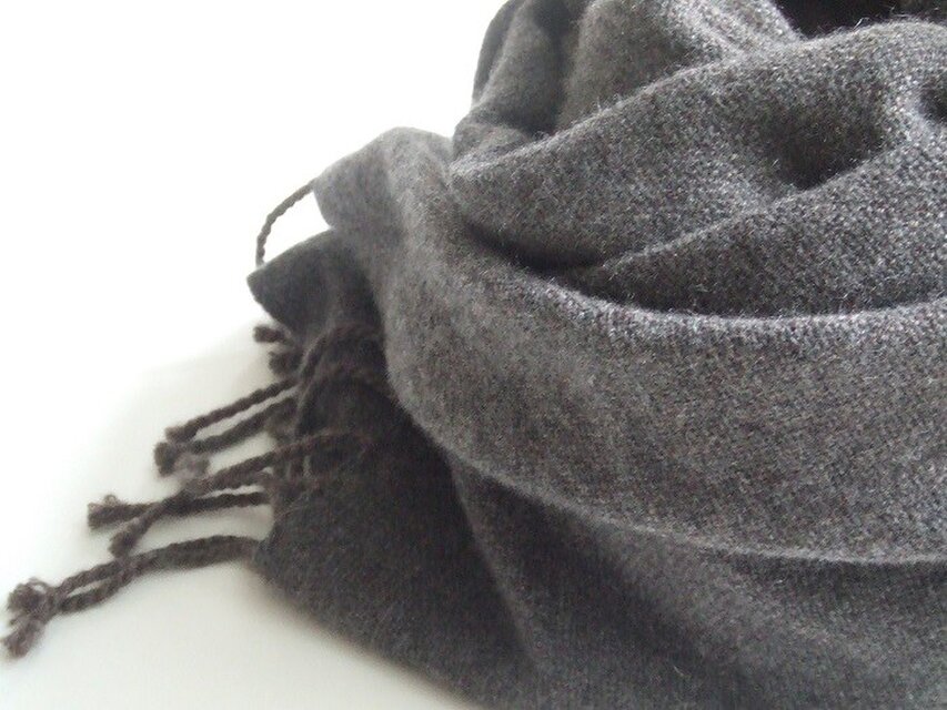 手織りカシミアストール・・チャコール