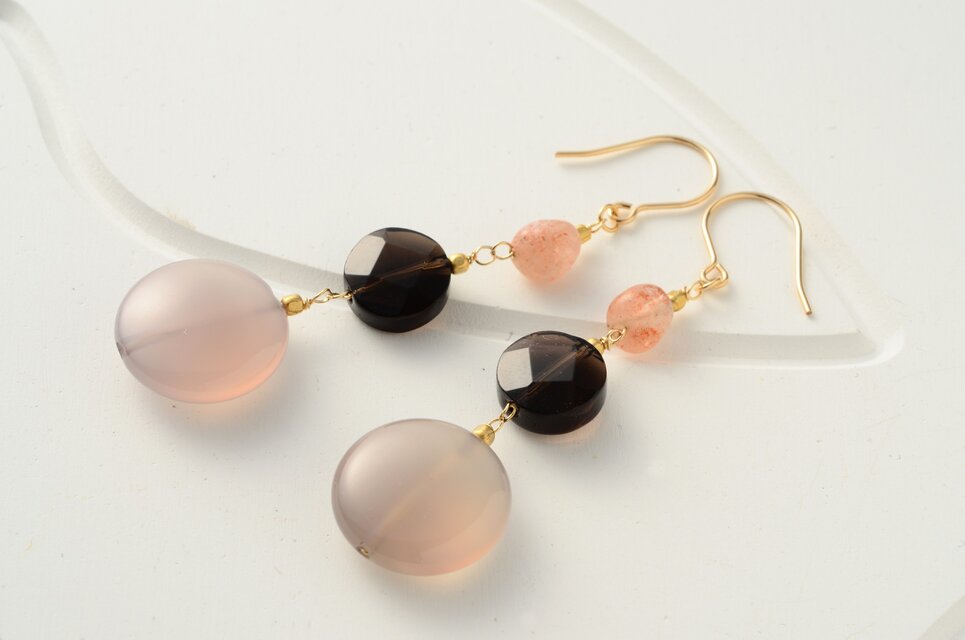 グレーオニキス(コイン型)の彩りピアス・ゴールド (14kgf)