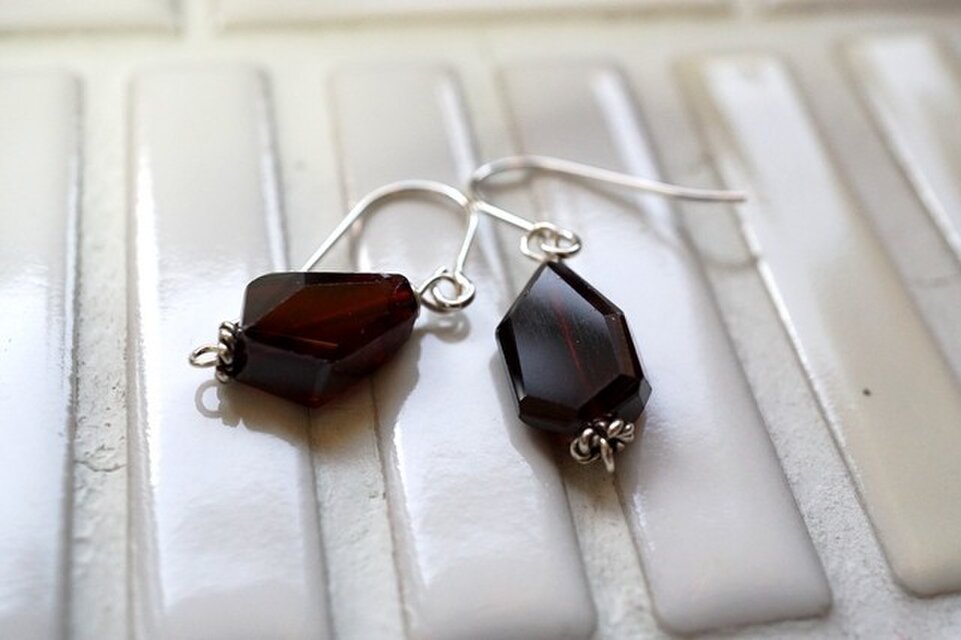 美しいガーネット（タンブルカット）の１粒ピアス