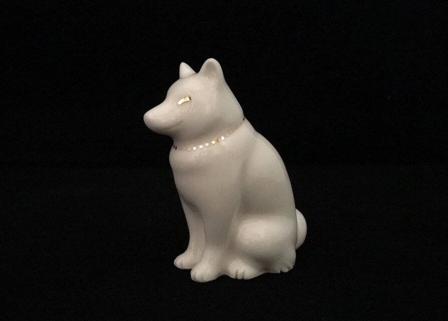 白磁金彩陶器置物いぬ（和犬） | iichi 日々の暮らしを心地よくする 