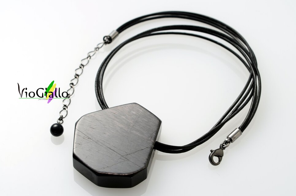 【再販】ハイパースシーン(ラフカット)の３本の革紐ネックレス