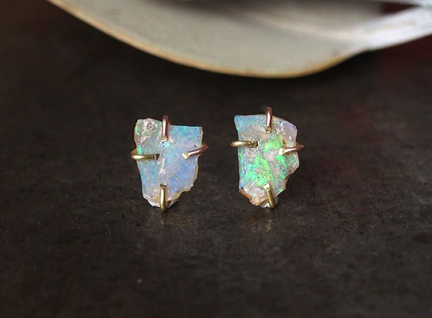 原石のオパールのピアス