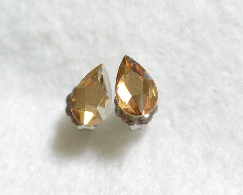 小さなしずくスワロの一粒ピアス（ゴールデンシャドウ・チタンポスト）