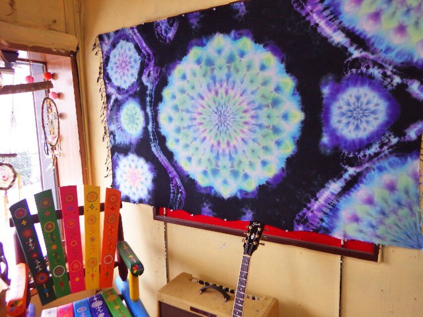 タイダイ絞り染め 曼荼羅 タペストリー☆漆黒の宇宙に淡く凛と咲く孔雀