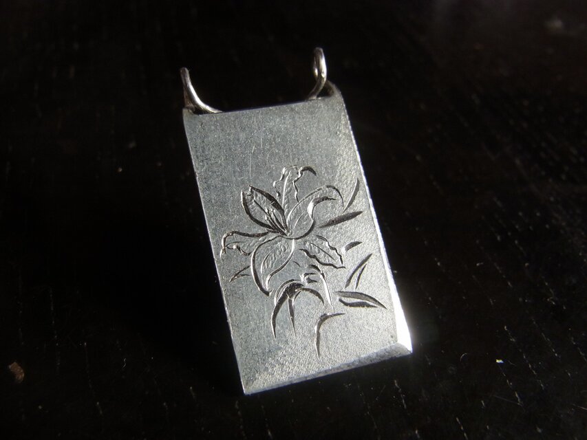 彫金ペンダント　ユリの花