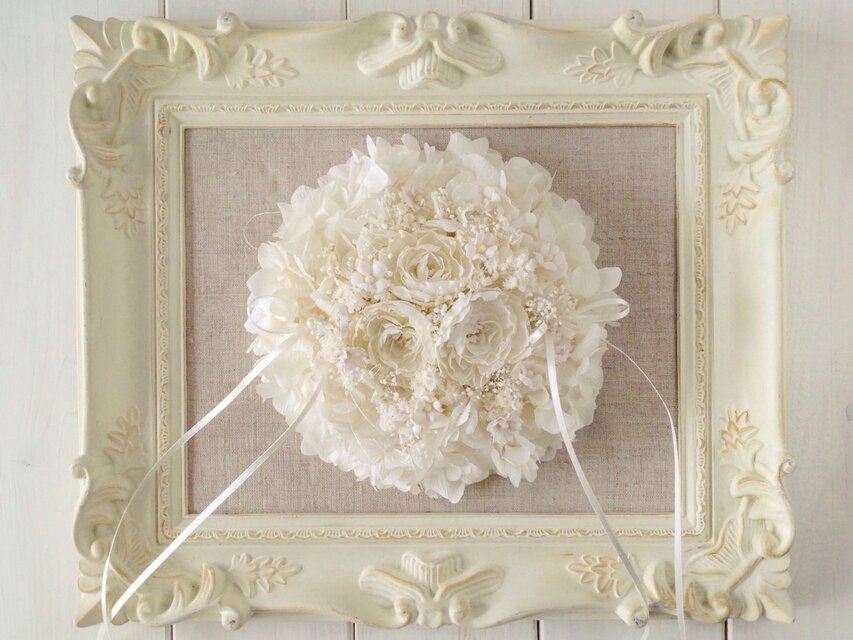 染め花のプリムラとプリザのリングピロー（ラウンド小・オフホワイト）