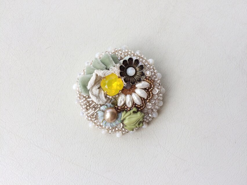 春の日のブローチ