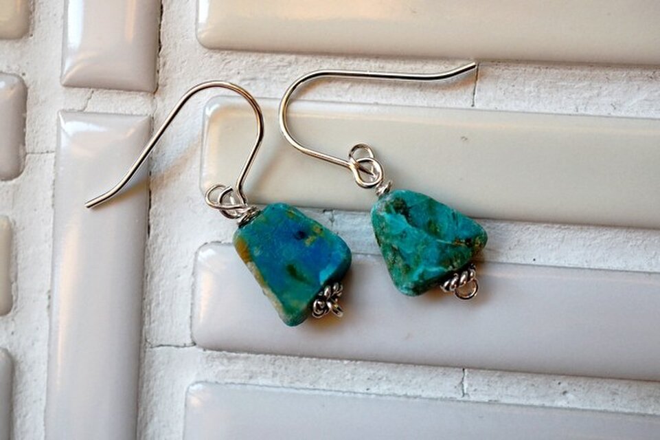 ブルーオパール（スライスタンブル）の１粒ピアス