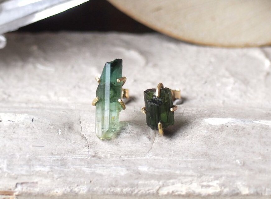 [一点物]原石のグリーントルマリンのピアス