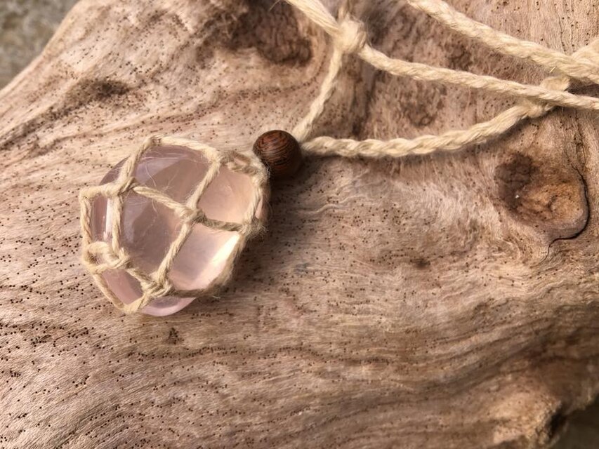 ローズクォーツ・石出し入れ自由マクラメヘンプネックレス