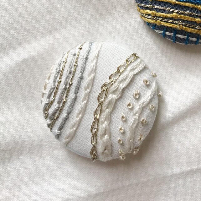 刺繍くるみボタンブローチ【手書きレース風 白系】