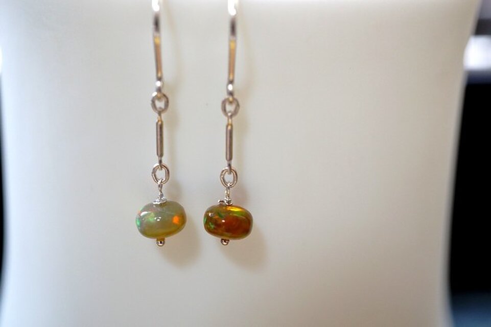 エチオピア産プレシャスオパールの1粒ピアス（シルバー）