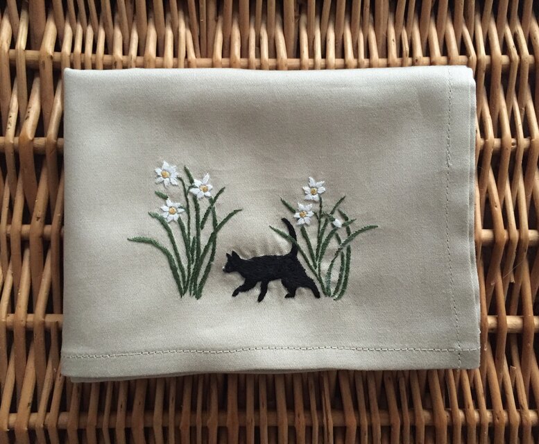 ハンカチ  水仙と猫の手刺しゅう