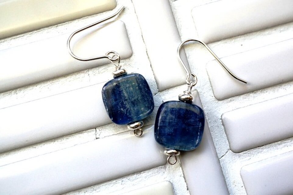 ケニア産カイヤナイト（スクエア）の1粒ピアス