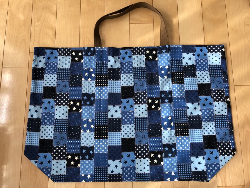 【】オシャレにまとめ買い！特に大きいトートバッグ（デニムパッチワーク風柄）