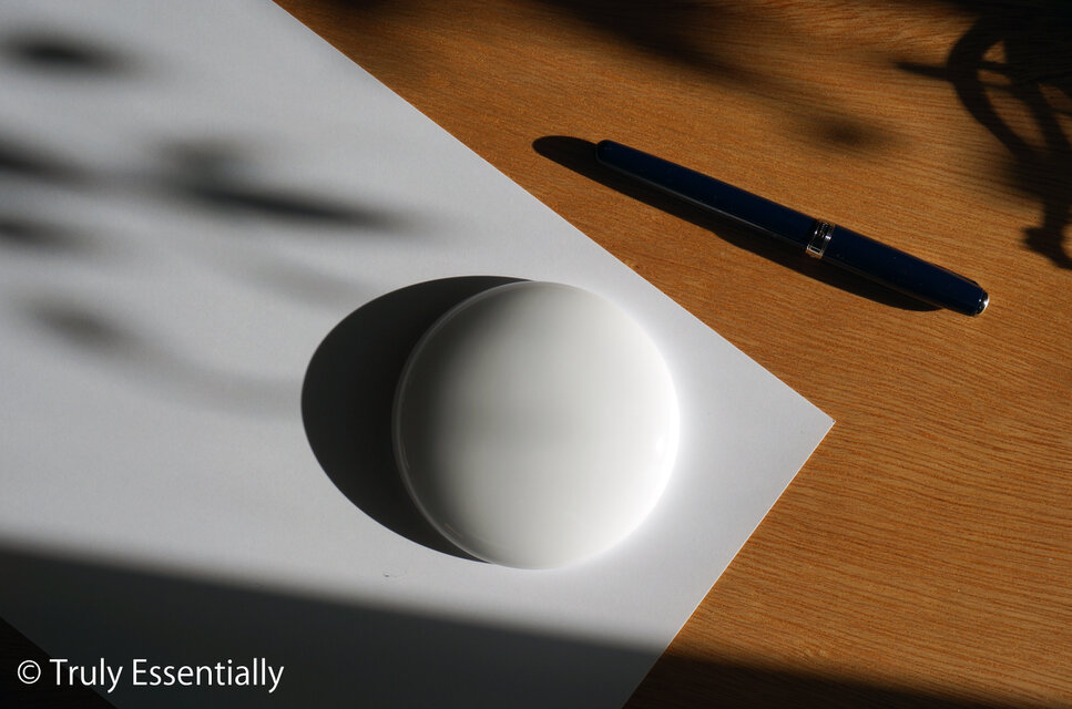 純白ガラスのインテリアオブジェ -「 いる・ある・きえる 」○ 直径約