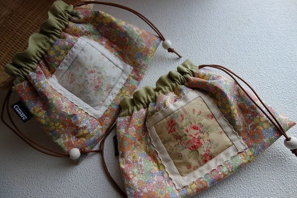 リバティおしゃれ巾着（Flower Tops フラワー・トップスコーラル系柄：浅型）