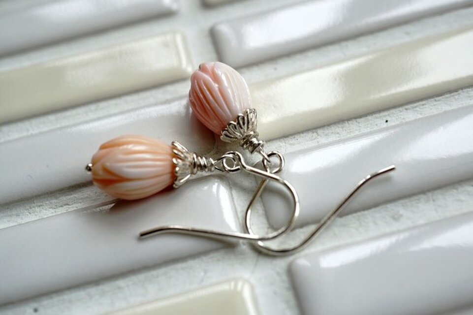 クイーンコンクシェル（お花のつぼみ）の1粒ピアス