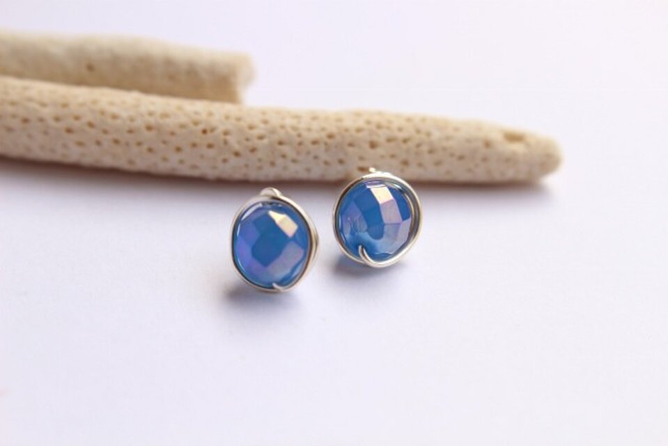 フラッシュ・ブルーカラーカルセドニー Wire ピアス／イヤリング
