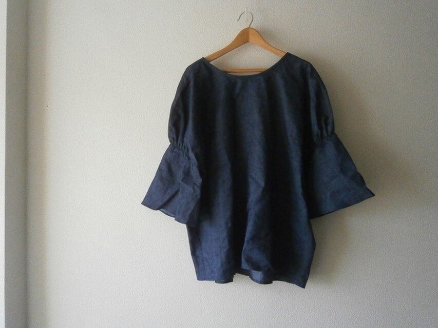 ★en-enコットンリネンデニム・ギャザー絞りフレアー袖・ネイビー