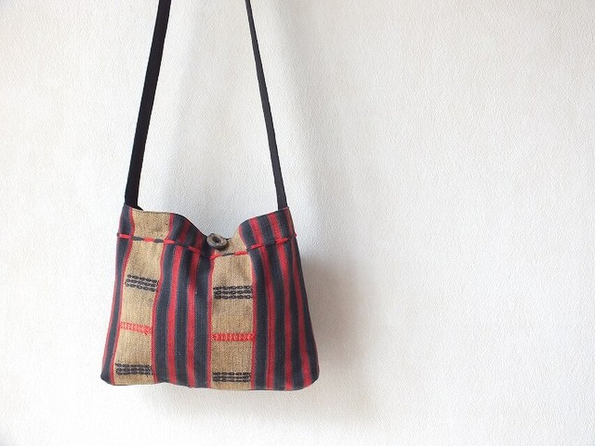 国境をまたぐ少し小ぶりのかばん