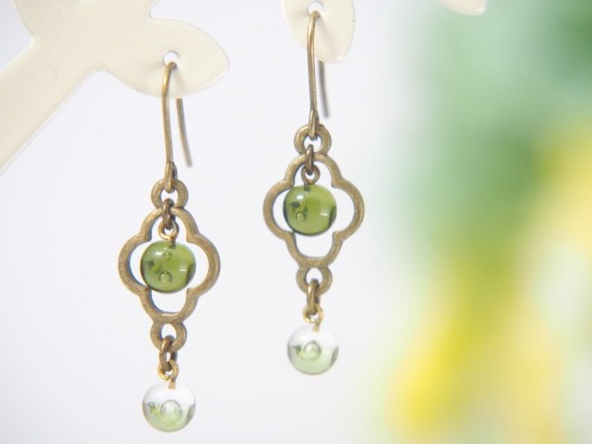 フラワーモチーフピアス　オリーブ