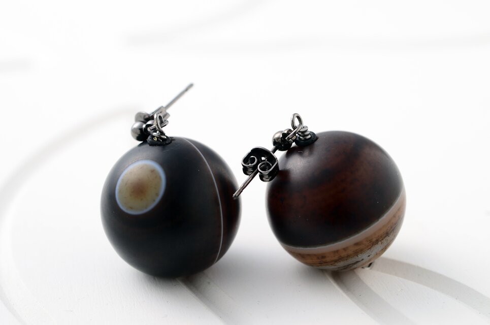 フロストブラウンサードニクス20ﾐﾘ玉の一粒ピアス