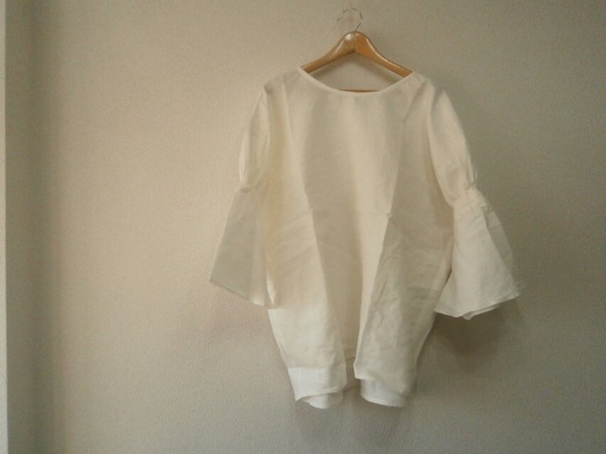 en-enリネン・ギャザー絞りフレアー袖・オフホワイト(新作、人気、麻)