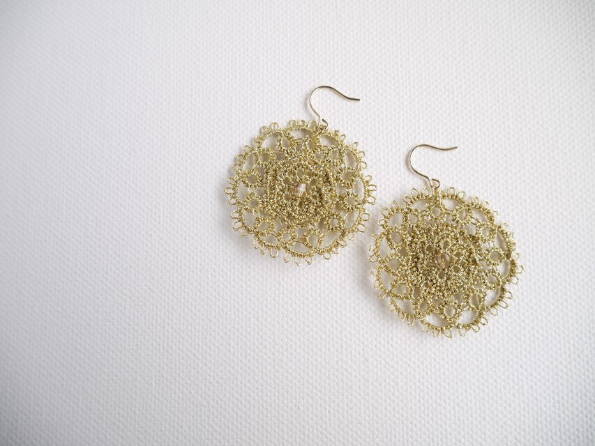タティングレース　ラウンドモチーフのピアス ＜ゴールド＞