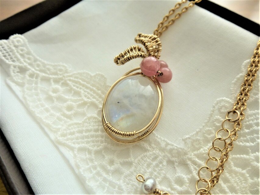 K14gfレインボームーンストーンとインカローズのペンダント