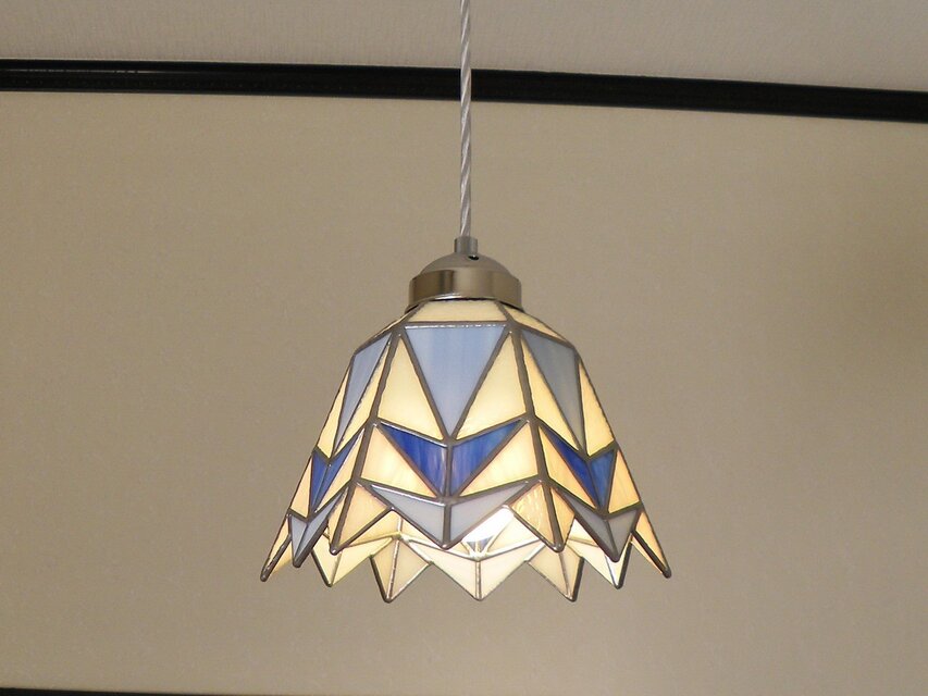 Lサイズ・ブルーの三角幾何学模様A（ステンドグラスペンダント