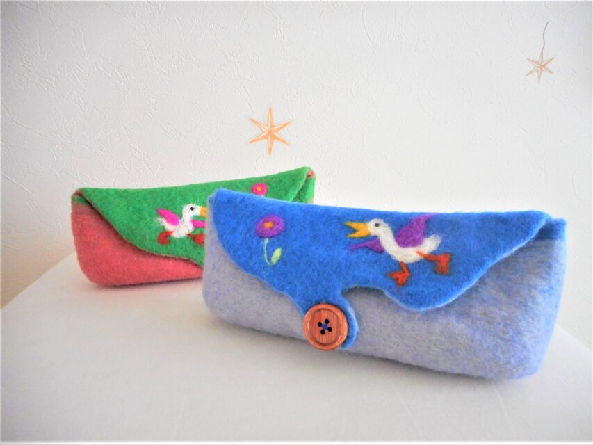 アヒルと小さな花　横型ケース　青