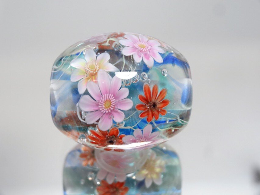 ガーベラのとんぼ玉（ガラス玉）