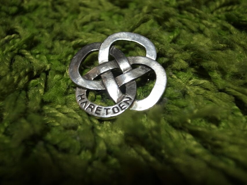 ブローチ〈MEGURIYON〉