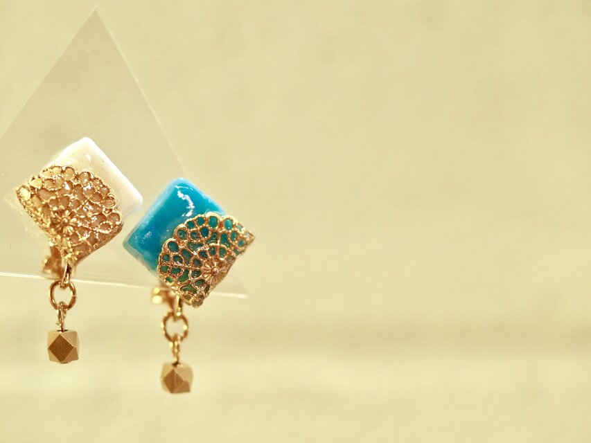 **ターコイズブルー＆ミルクホワイト**フィリグリーガラスイヤリング