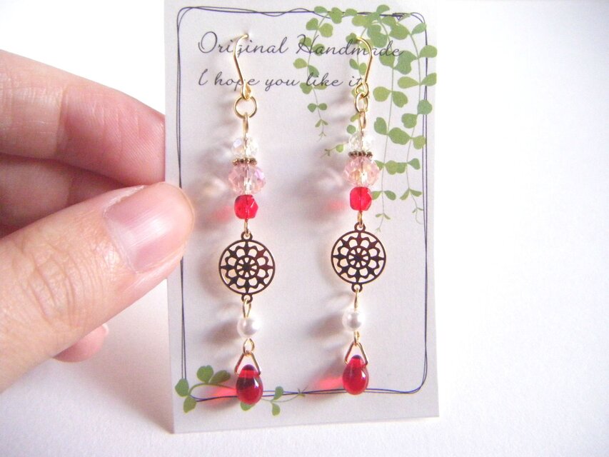 透かしとガラスビーズのガーリーカラーのピアス