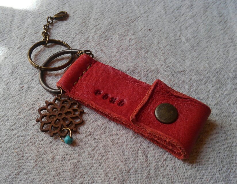 赤　キーホルダー　木の花モチーフとターコイズブルー