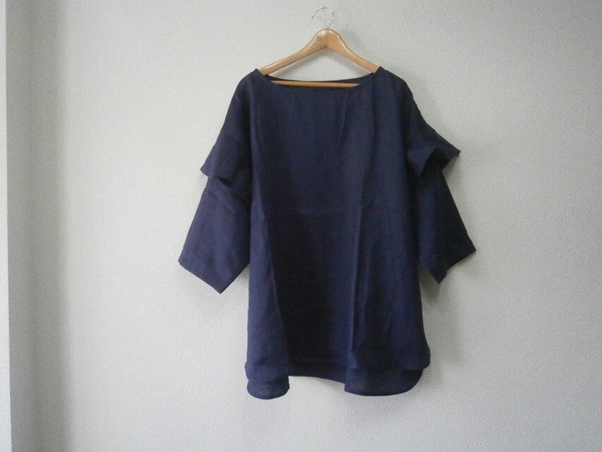 ★en-enフランスリネン・切りっぱなしフレアー付き袖プルオーバー・ネイビー