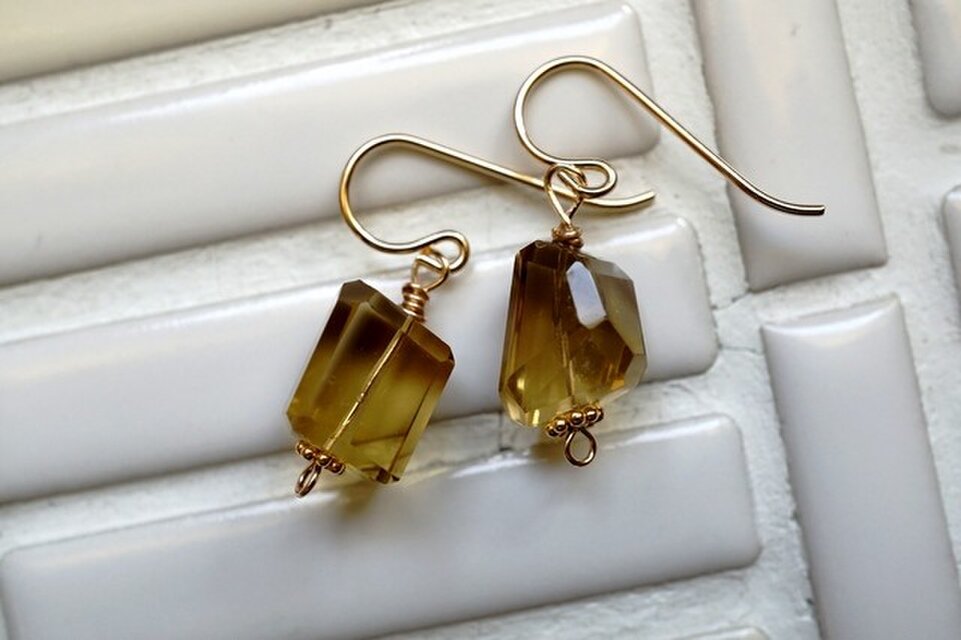 ビアクオーツの１粒ピアス