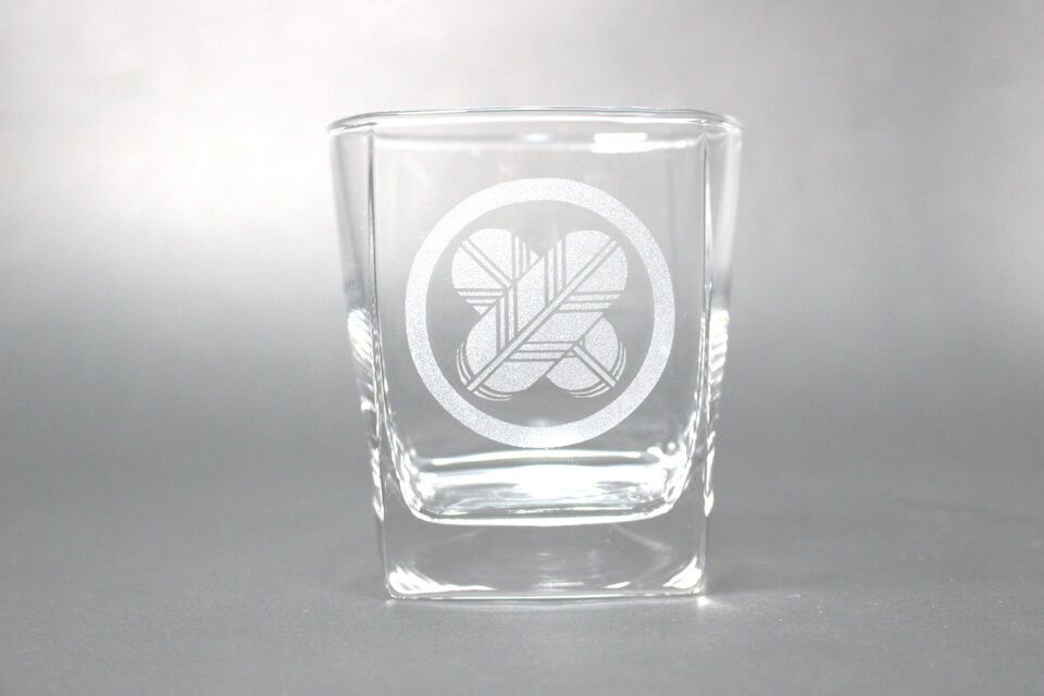 ロックグラス 丸に違い鷹の羽 | iichi 日々の暮らしを心地よくする