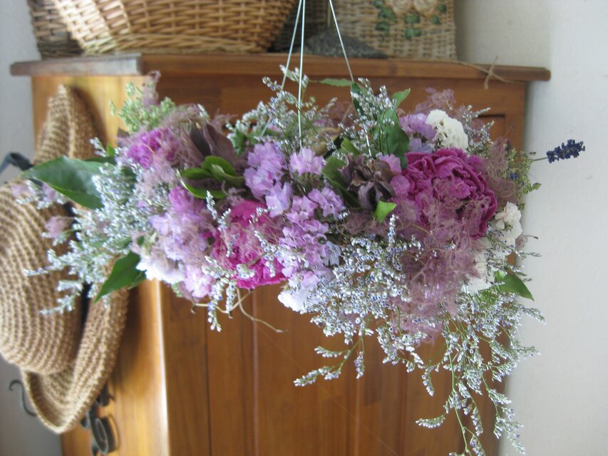 再出品揺れるwreath-芍薬とスモークツリー