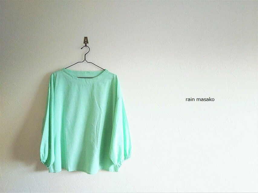 ボトルネックのブラウス＊綿ローン＊ペールグリーン＊ボリュームスリーブ