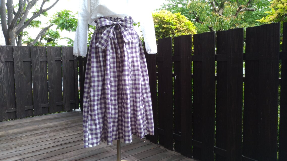 播州織ギンガムチェックリボン付き１６枚はぎフレアギャザースカート（白×パープル）