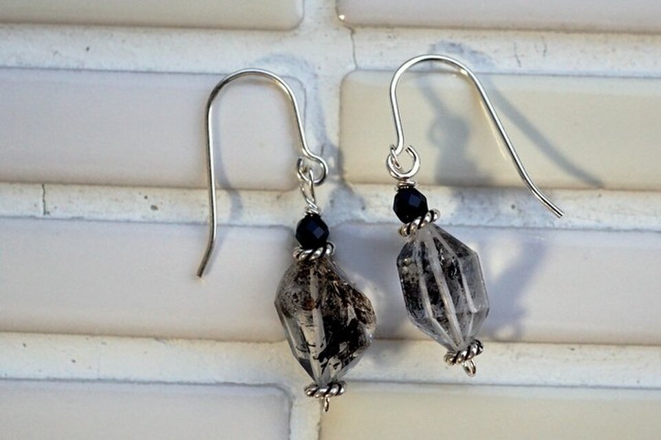 ダブルポイントクリスタルにちょこんとスピネルピアス