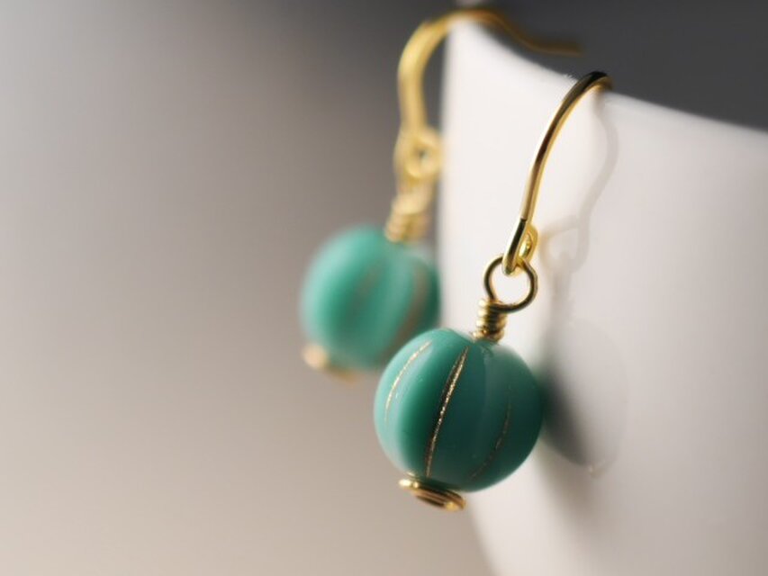 チェコ・メロンビーズのピアス　ヒスイ