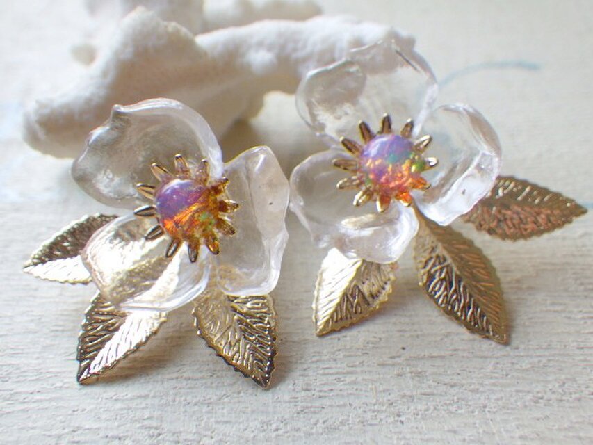 ヴィンテージグラスのクリアなお花&リーフピアス