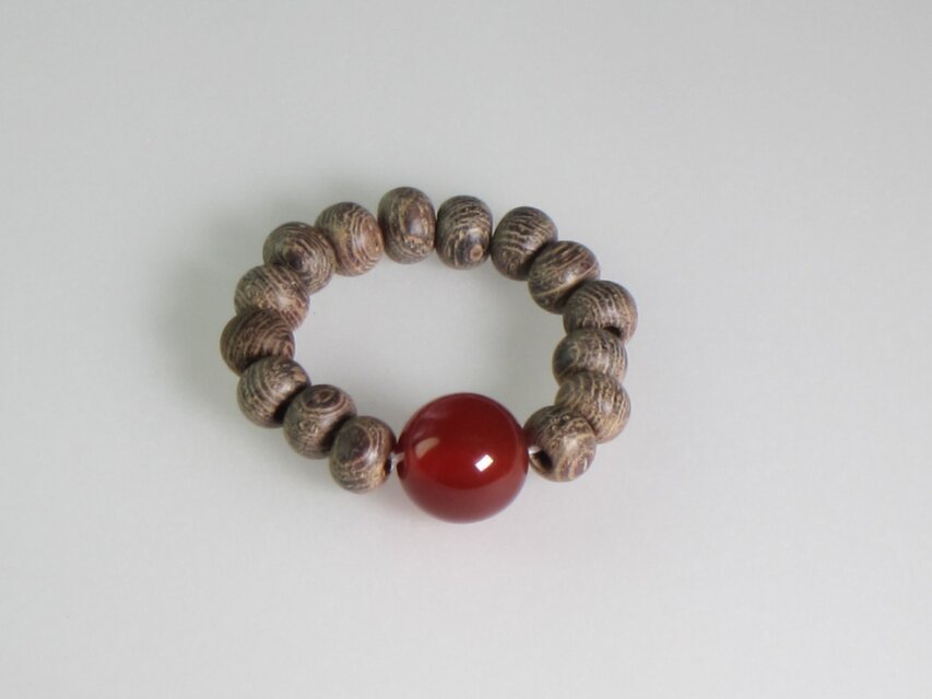 縞鉄刀木赤瑪瑙入　木玉指輪