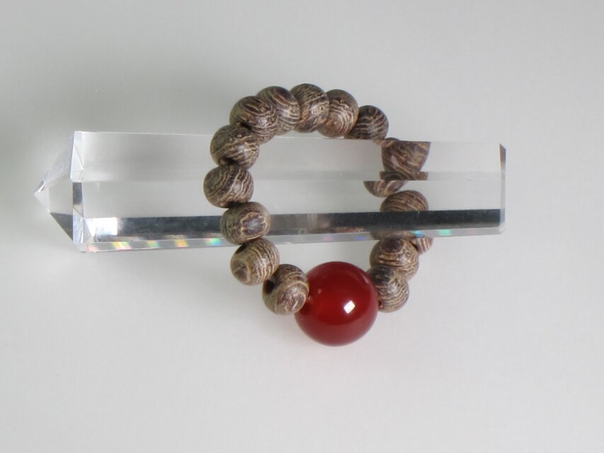 縞鉄刀木赤瑪瑙入 木玉指輪 | iichi 日々の暮らしを心地よくする