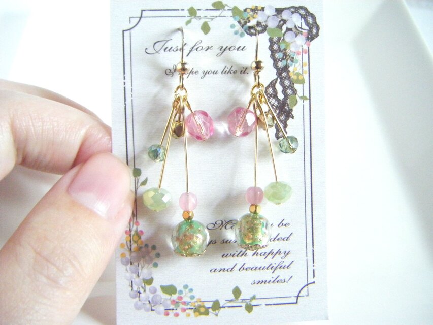 グリーン色とんぼ玉ビーズとピンク色ビーズのゆらゆらピアス