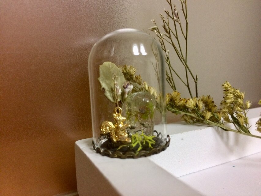 レジンガラスドームの置物（りすの散歩）